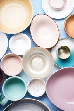 Modern seramik ve ahşap çanak çömlek, moda sofra takımı. Ahşap bir arka planda yemek servis etmek ve yemek yemek için tabaklar, üst manzara. 