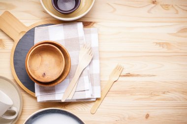 Modern seramik ve ahşap çanak çömlek, moda sofra takımı. Ahşap bir arka planda yemek servisi ve yemek için tabaklar, metin için yer, üst görünüm.