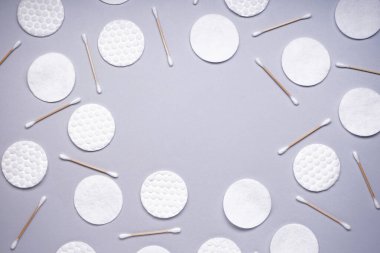 Spa konsepti. Metin için yeri olan gri bir arkaplan üzerinde pamuk ve pamuk tomurcukları. 