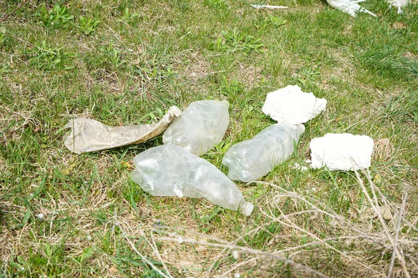 Mucchio Spazzatura Una Radura Campagna Una Giornata Primaverile Bottiglie Plastica — Foto Stock