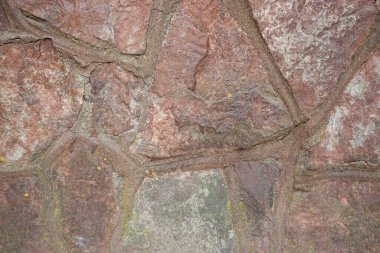 Çimento ve taş zeminli gerçek taş duvar yüzeyi.