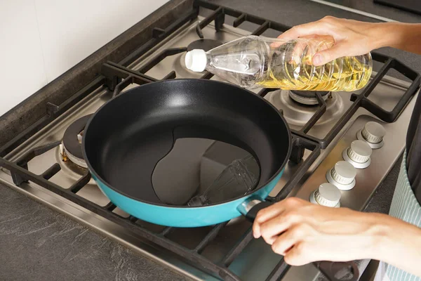 Woman Pouring Oil Bottle Pan Kitchen Home Cooking — Stok fotoğraf