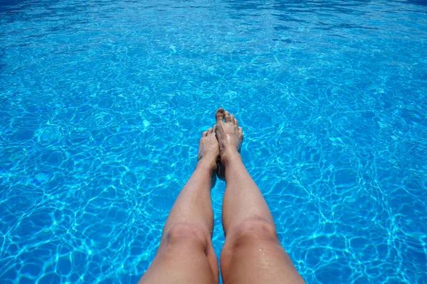 Legs Beautiful Young Woman Background Outdoor Pool Sun Reflection — Foto de Stock
