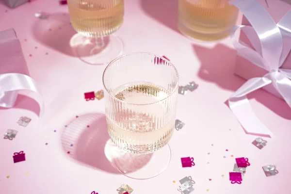 Champagner Gläsern Und Ein Geschenk Auf Rosa Hintergrund Großaufnahme Ansicht — Stockfoto