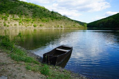 Batı Ukrayna 'daki Dinyester Nehri' nde eski bir tekne. Ukrayna doğası, Dinyester nehri.