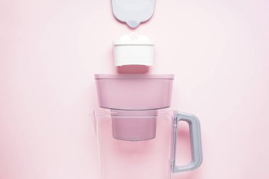 Pembe arka planda su filtresi testi. Üst görünüm.