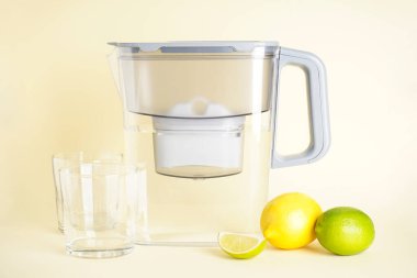 Sarı arka planda limonlu gri su filtresi..