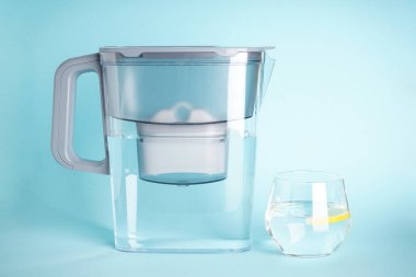 Mavi arka planda limonlu gri su filtresi..