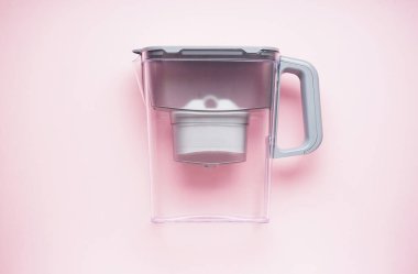 Pembe arka planda su filtresi testi. Üst görünüm.