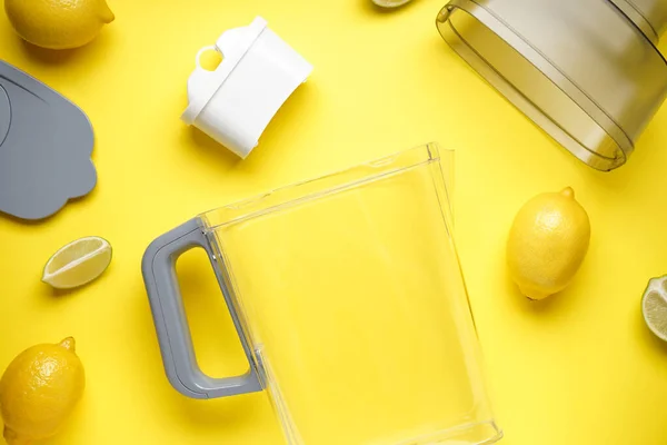 用柠檬在黄色背景上过滤水壶 顶部视图 — 图库照片