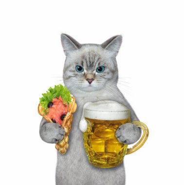 Bir kül kedisi bir kupa bira ve somonlu yumuşak waffle tutar. Beyaz arka plan. İzole edilmiş.