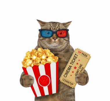 3D gözlüklü bej bir kedi sinema bileti ve patlamış mısır taşıyor. Beyaz arka plan. İzole edilmiş.