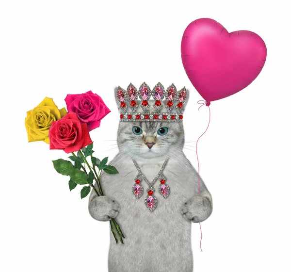 Popelavá Kočka Kyticí Růží Balónem Nosí Korunu Přívěšek Bílé Pozadí — Stock fotografie