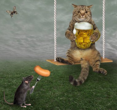 Elinde bir kupa bira olan bej bir kedi çayırda sallanıyor. Siyah bir fare onu sosisle besler..