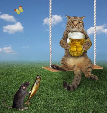 Elinde bir kupa bira olan bej bir kedi çayırda sallanıyor. Siyah bir fare onu füme uskumruyla besliyor..