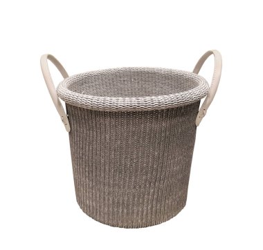 Saplı bir örgü sepeti var. Beyaz arka plan. İzole edilmiş.