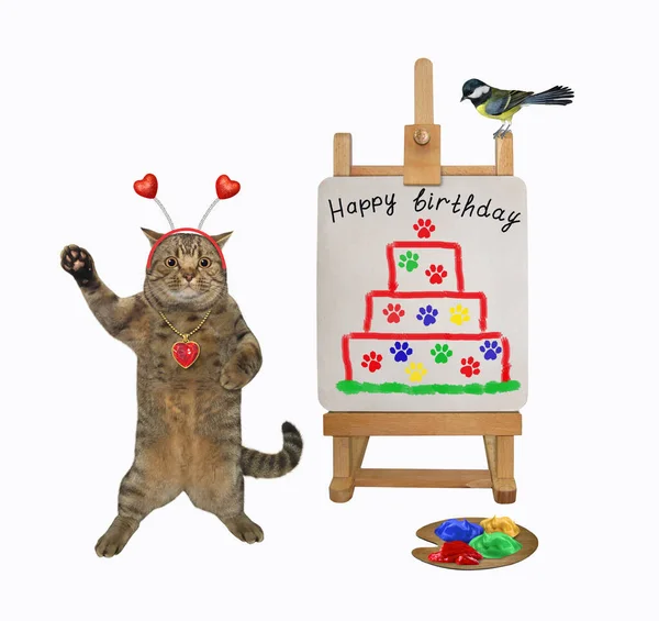 Beżowy Koci Artysta Świątecznej Opasce Namalował Tort Urodzinowy Płótnie Sztaludze — Zdjęcie stockowe
