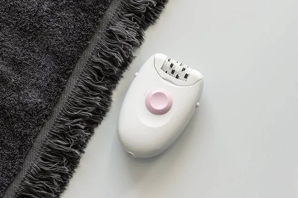 Moderner Epilator Auf Einem Badetuch Konzepthygiene Und Hautpflege — Stockfoto