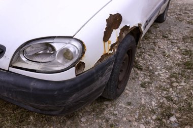 Kazada kırılan beyaz arabanın ön lambası. Kavramlar-- kaza, araba sigortası, trafik kazası. Seçici odak.