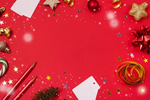 Vánoční Ozdoby Zlaté Koule Confetti Červené Tužky Přes Červené Pozadí — Stock fotografie