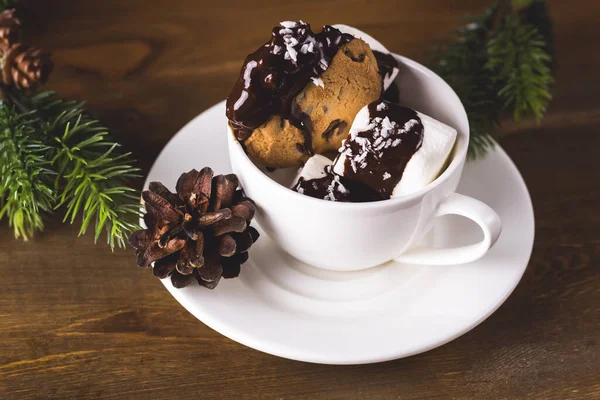 美しいクリスマスフード背景木製の背景に白いカップでチョコレートクッキークリスマスデザート水平 — ストック写真