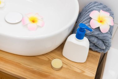 Ev Kavramında Beyaz Lavabo Gri Havlu Mumları Çiçek SPA