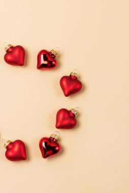 Noel 'de Kupa Şeklinde Noel süsleri Kırmızı Dekorasyon Balosu veya Sevgililer Günü Arkaplanı veya Sarı Kart Dikey Arkaplan