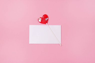 Sevgililer Günü konseptini uydur Kırmızı lolipop kalp şekli ve Pembe arka plan Minimum Yatay Beyaz
