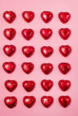 Pembe Arkaplanda kırmızı kalp çikolatası Sevgililer Günü Tatil Arkaplan Tatlısı Sevgililer Günü Üst Görünümü için