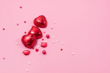 Pembe Arkaplanda Güzel Kırmızı Çikolata Kalpli Şekerler Sevgililer Günü Tatil Arkaplanda Kopya Arkaplan Boşluğu