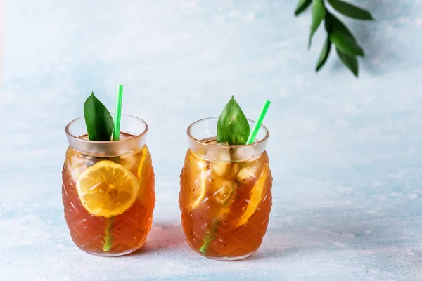 Glas Ijsthee Met Citroenschijfjes Blauwe Achtergrond Horizontale Verfrissende Gezonde Zomerdrank — Stockfoto