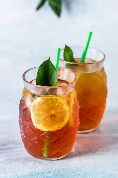 Glas Köstlicher Eistee Mit Zitrone Auf Hellblauem Hintergrund Vertikal — Stockfoto