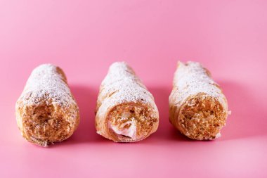 Pembe Arkaplanda Kremalı Üç Lezzetli Ev Yapımı Pasta Tüpü Seçici Odaklı Krem Kapalı Tatlı Tüpü