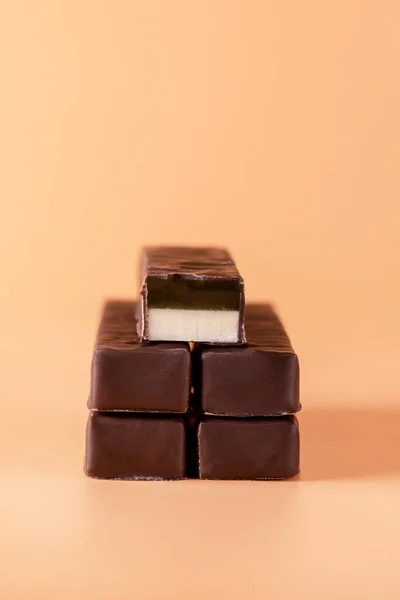 맛있는 초콜릿 과자가 배경에 — 스톡 사진