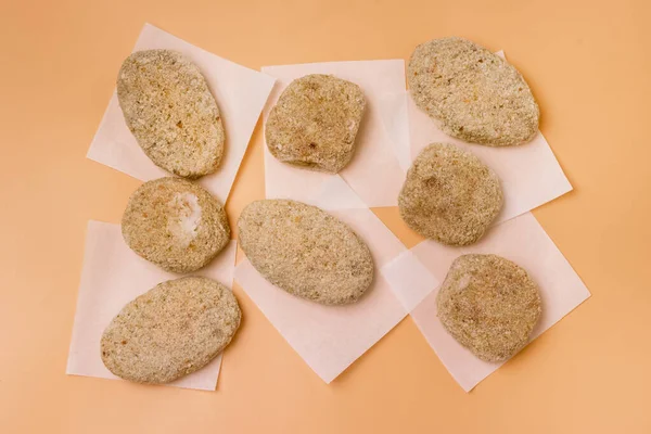 Escalope Viande Congelée Maison Sur Fond Jaune Vue Verticale Dessus — Photo