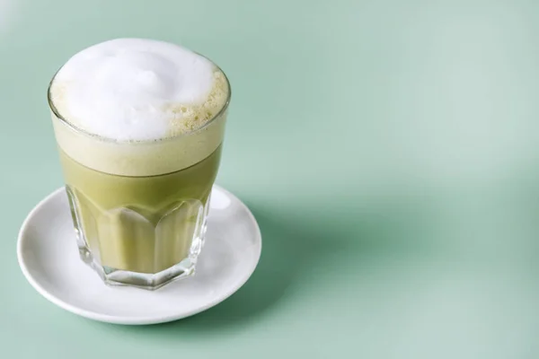 Verde Con Leche Matcha Vidrio Sobre Fondo Verde Bebida Saludable —  Fotos de Stock