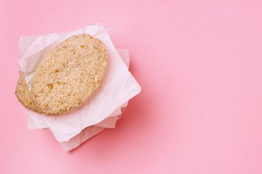 Ham Donmuş Kıyma Topları Yığını ya da Pembe Arkaplanda Pirzola Üst Görünüm Kopyalama Alanı için Ev Yapımı Ev Yapımı Odaklı Pirzolalar