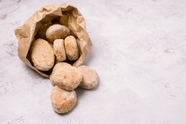 Ham Donmuş Kıymalı Et Topları ya da Gri Arka plan Seçici Ev Yapımı Pirzolalar Üst Görünüm Kopyalama Boşluğu için Ev Yapımı Pirzolalar