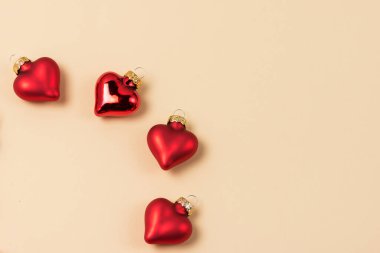 Noel Süslemeleri Kalplerin Şeklinde Kırmızı Dekorasyon Noeli veya Sevgililer Günü Arkaplanı veya Sarı Kart Arkaplan Yatay Kopyalama Boşluğu