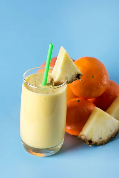 Batido Frutas Amarillas Naranjas Recién Mezclado Vidrio Con Piña Paja — Foto de Stock