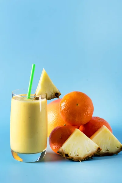 Batido Frutas Amarillas Naranjas Recién Mezclado Vidrio Con Piña Paja — Foto de Stock