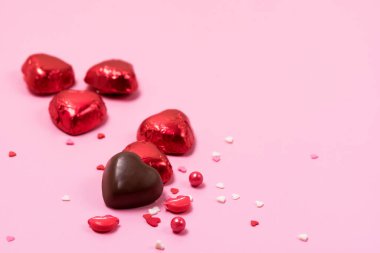 Pembe Arkaplanda Güzel Kırmızı Çikolata Kalpli Şekerler Sevgililer Günü Tatil Arkaplanda Kopya Arkaplan Boşluğu