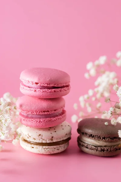 Macarons Different Color Pink Background Flowers Vertical — Photo