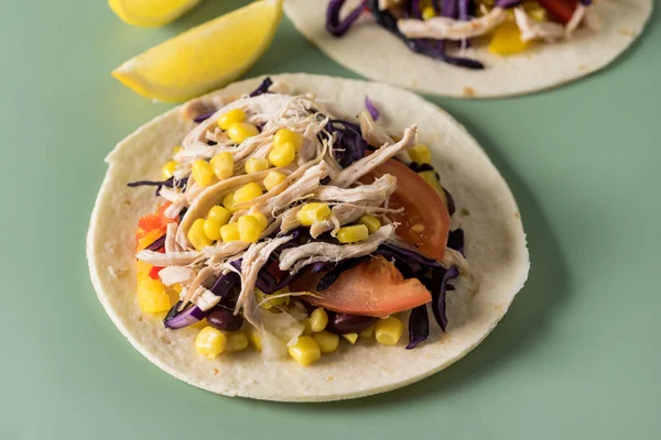 Tacos Mit Gemüse Und Mais Und Huhn Auf Grünem Hintergrund lizenzfreie Stockbilder