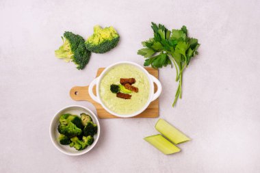 Yeşil Sebze Çorbası ve Yeşil Sebzeli Vejetaryen ve Diyet Gıda Püresi.