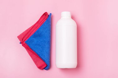 Pembe Arkaplanda Temiz Peçeteli Beyaz Şişe Emici Doku ve Şişe Belirleyici ile Eko Temizleyici Kavram Yüzeyi