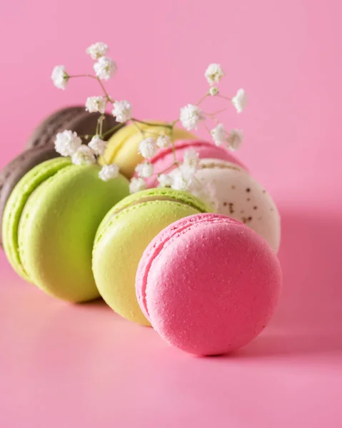 Macaroons Franceses Doces Coloridos Macaron Flor Vertical Sobremesa Fundo Rosa — Fotografia de Stock