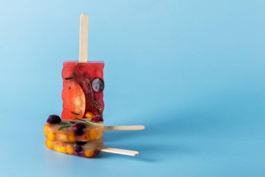 Doğal Böğürtlen ve Meyveli Çay Buzlu Dondurma Mavi Arkaplanda Lezzetli ve Sağlıklı Şeker veya Çay İçin Şekerlemeler