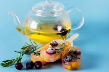 Donmuş Tazeleyici İçecekler Donmuş Buzlu Donmuş Tatlı Limonlu Limon Çayı Biberiye ve Mavili Mavi Arka plan Kopyalama Uzay Cam Çaydanlığı