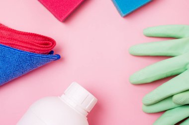 Pembe Arkaplanda Temiz Peçeteli Beyaz Şişe Emici Doku ve Şişe Belirleyici ile Eko Temizleyici Kavram Yüzeyi